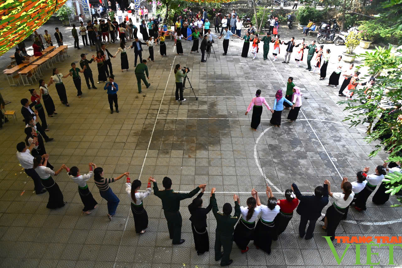 Đậm bản sắc văn hóa Thái, Mông trong ngày hội Đại đoàn kết toàn dân tộc và văn hóa quân dân - Ảnh 4.