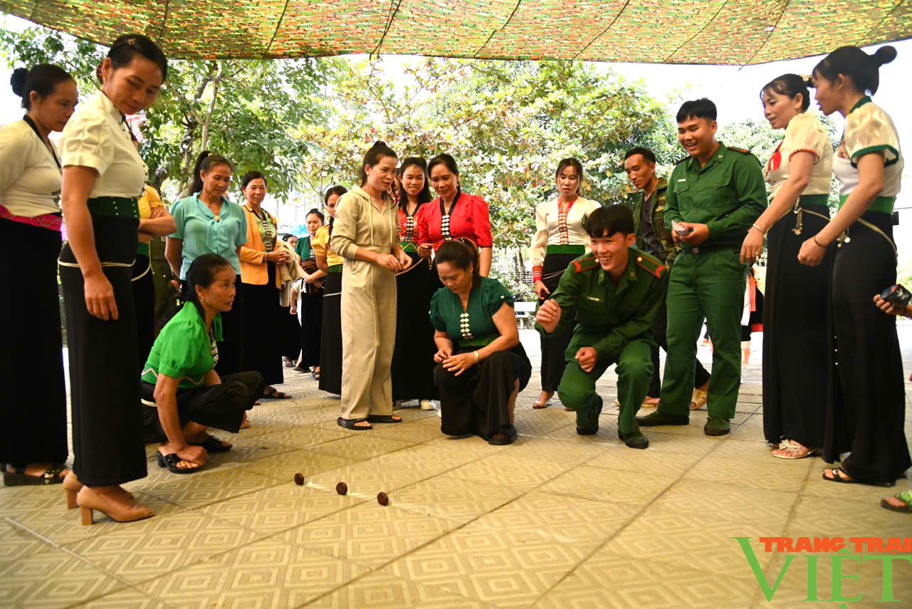 Đậm bản sắc văn hóa Thái, Mông trong ngày hội Đại đoàn kết toàn dân tộc và văn hóa quân dân - Ảnh 8.