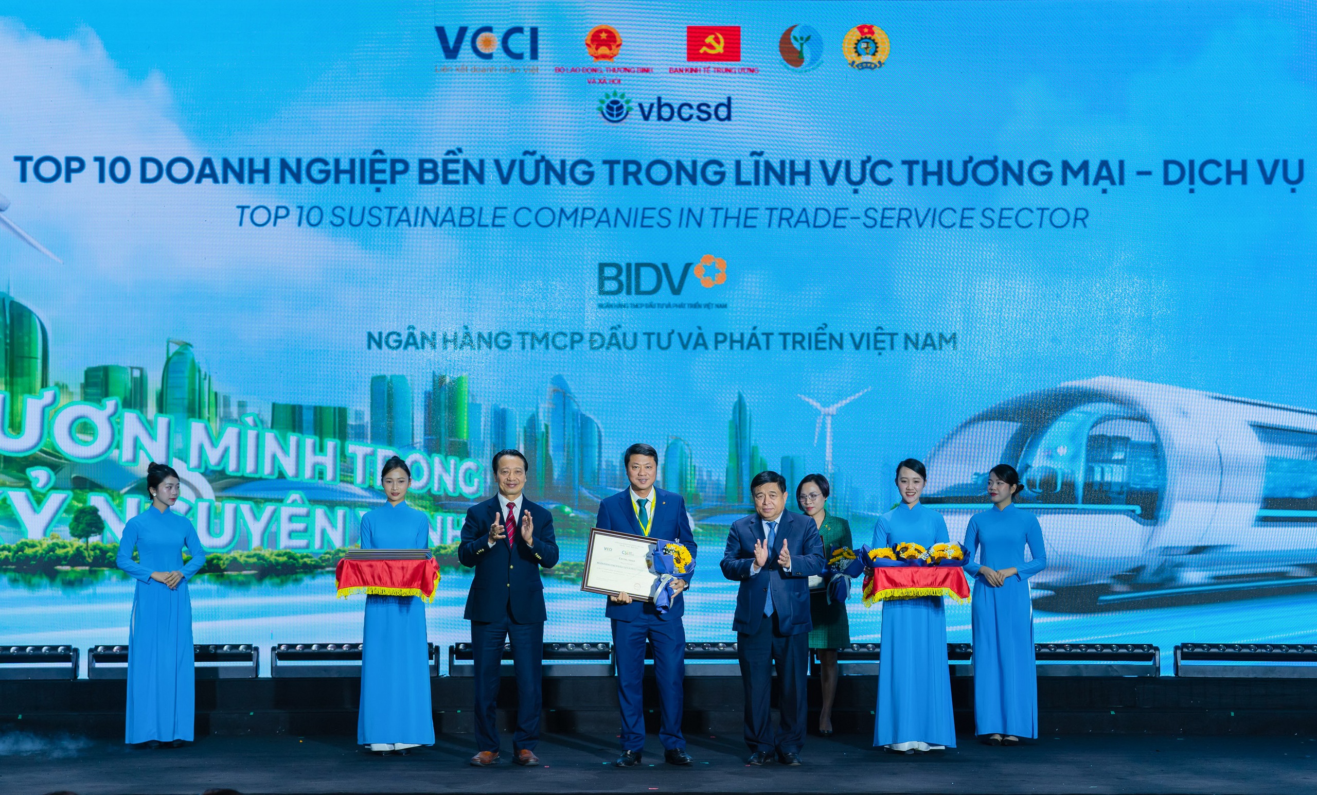 BIDV lần thứ 6 vào Top 10 Doanh nghiệp bền vững lĩnh vực thương mại - dịch vụ- Ảnh 1.