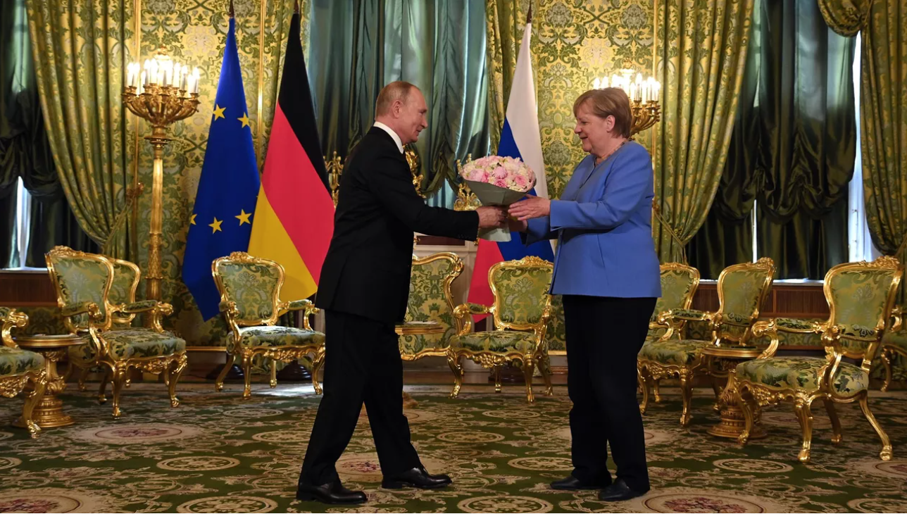 Điện Kremlin bình luận về cáo buộc của bà Merkel nói ông Putin đến muộn vì bia - Ảnh 2.