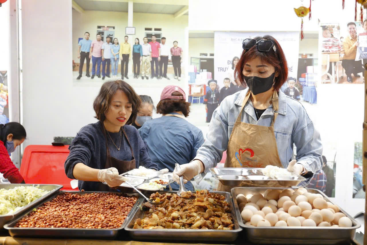 “Đến với “Bữa Cơm Yêu Thương”, chúng em hiểu rõ tinh thần “tương thân tương ái” - Ảnh 15.