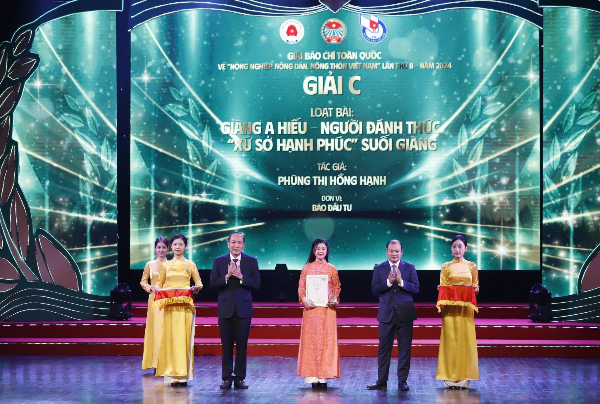 Cuộc hội ngộ đặc biệt của nữ nhà báo và nhân vật truyền cảm hứng tại đêm trao giải báo chí “tam nông” - Ảnh 1.