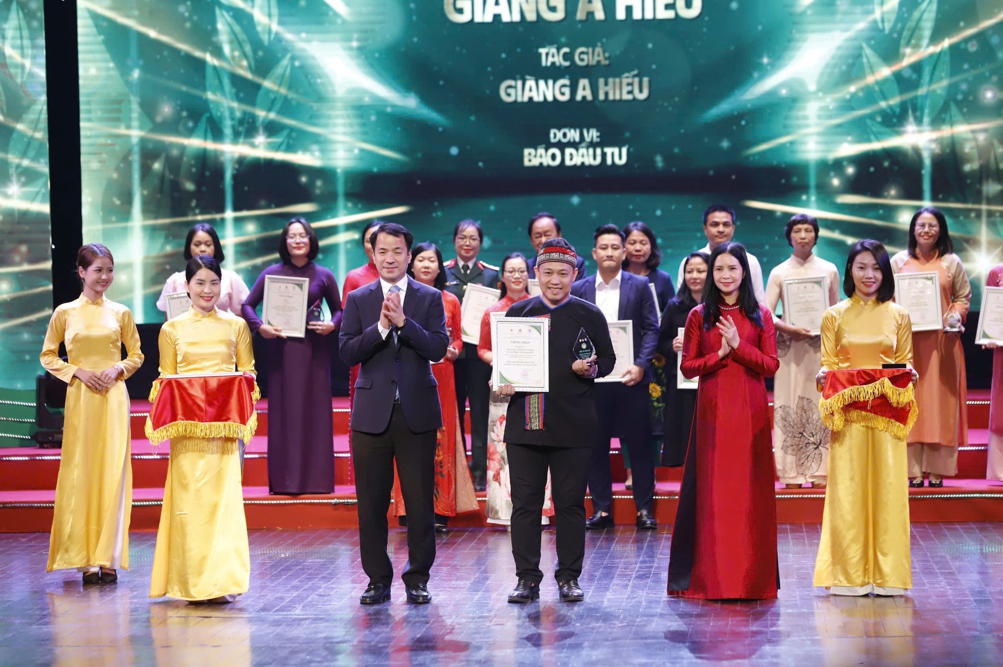 Cuộc hội ngộ đặc biệt của nữ nhà báo và nhân vật truyền cảm hứng tại đêm trao giải báo chí “tam nông” - Ảnh 4.