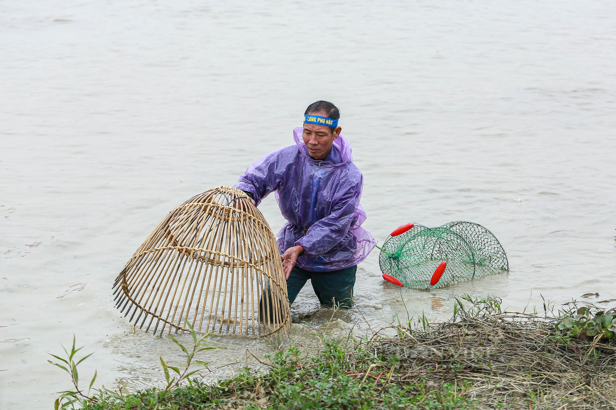 Vĩnh Phúc: Người dân đằm mình bắt cá dưới nhiệt độ 15 độ C tại Hội bắt cá đồng làng Phú Hậu- Ảnh 15.