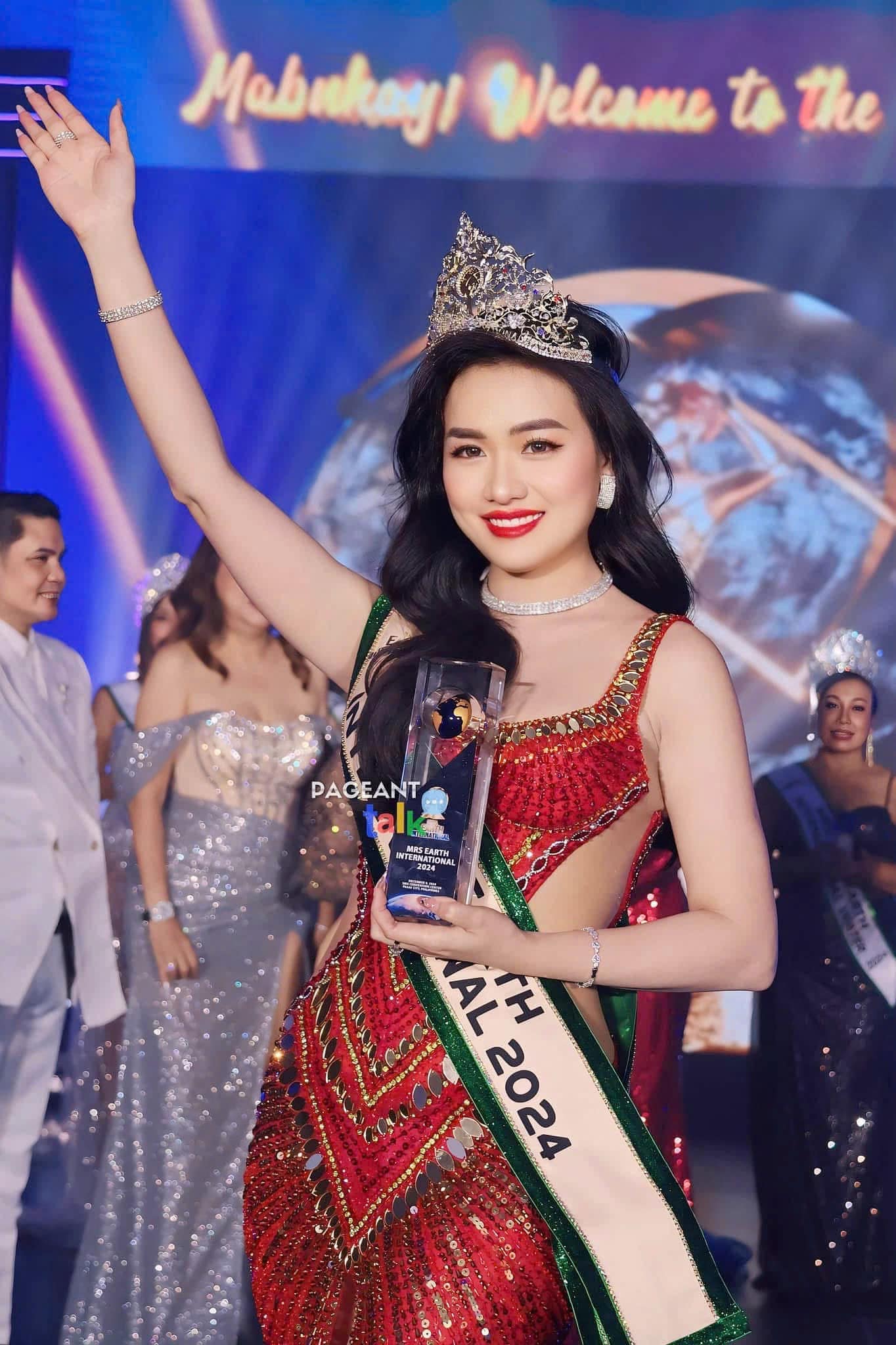 Vũ Thị Hoa đăng quang Hoa hậu Mrs Earth International 2024 và giành 2 giải phụ- Ảnh 5.