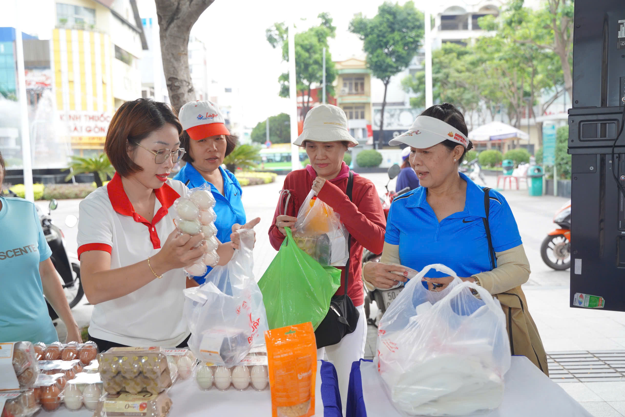 Hàng Tết xuống phố sớm, giá giảm bất ngờ - Ảnh 1.