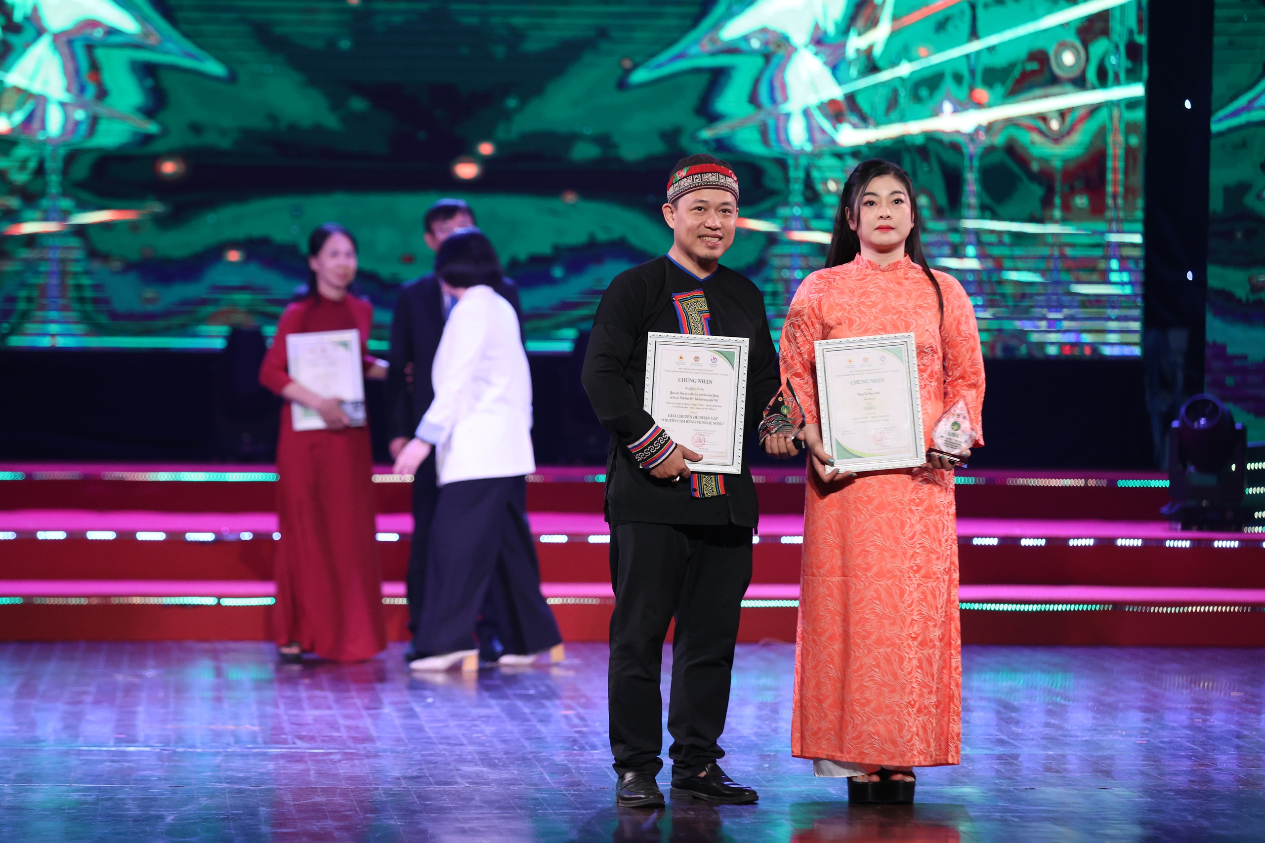 Cuộc hội ngộ đặc biệt của nữ nhà báo và nhân vật truyền cảm hứng tại đêm trao giải báo chí “tam nông” - Ảnh 2.