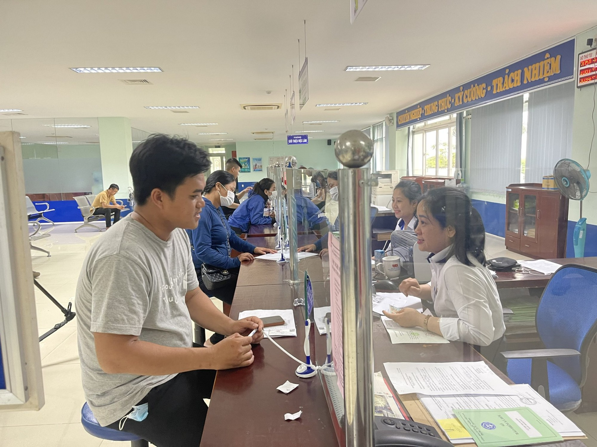 Người nghỉ hưu sớm, thôi việc do sáp nhập, tinh gọn có thể được tăng tiền, quyền lợi sau đề xuất này? - Ảnh 1.