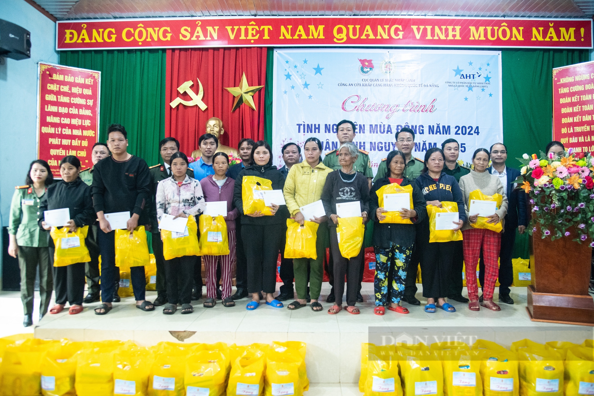 Mang quà tết đến với những hoàn cảnh khó khăn xã miền núi tỉnh Quảng Nam- Ảnh 1.