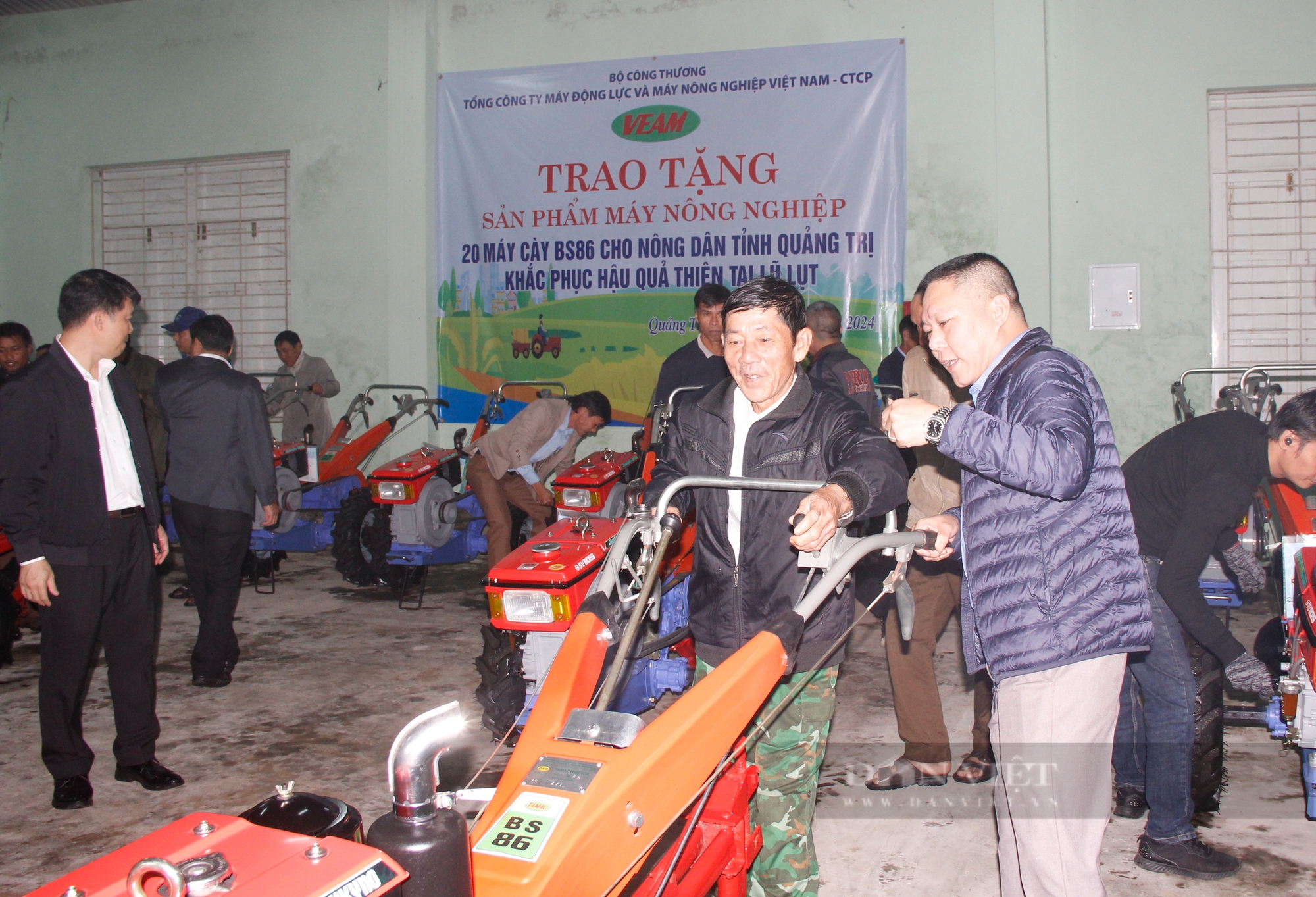 Trao 20 “con trâu sắt” cho nông dân Quảng Trị - Ảnh 3.