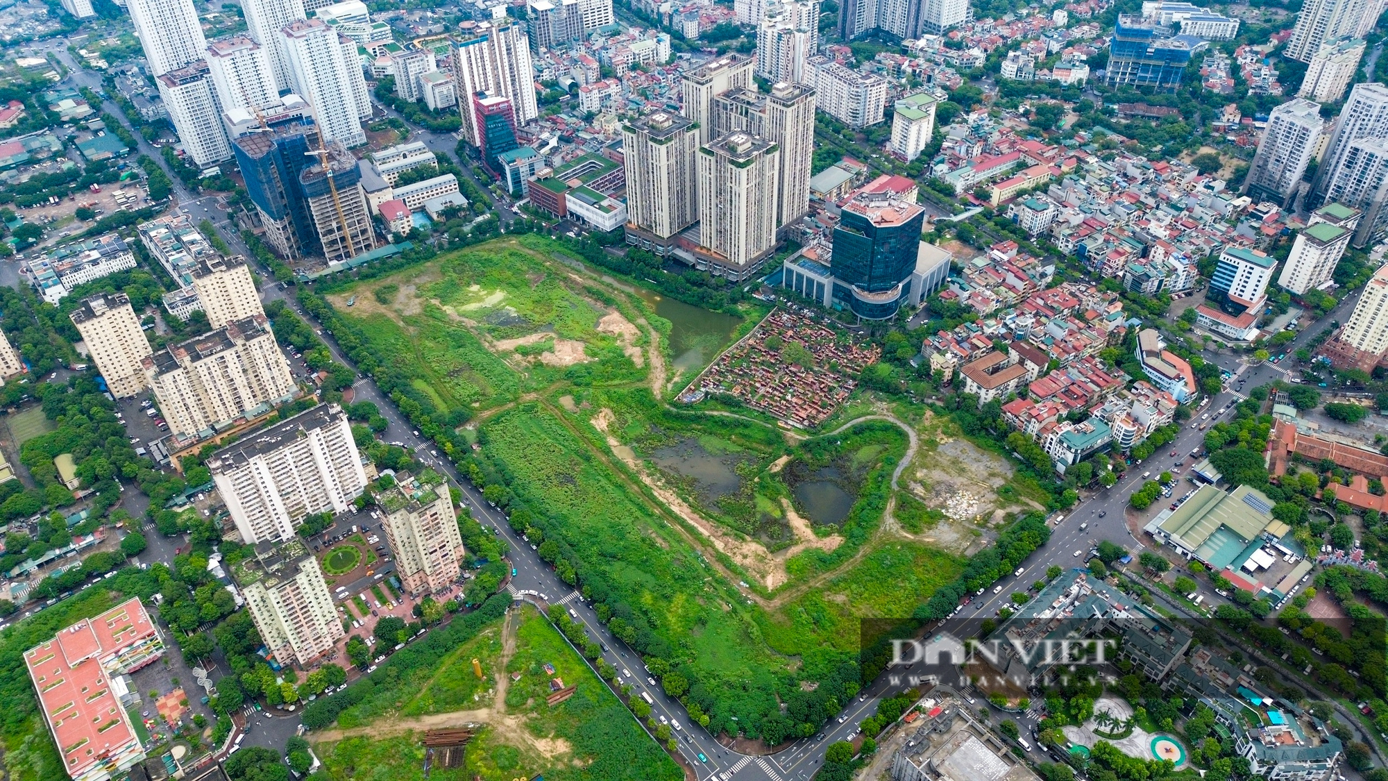 Hà Nội: Xe tải lấy đất tại dự án Công viên Tây Nam Hà Nội mang đi đổ trái phép - Ảnh 1.