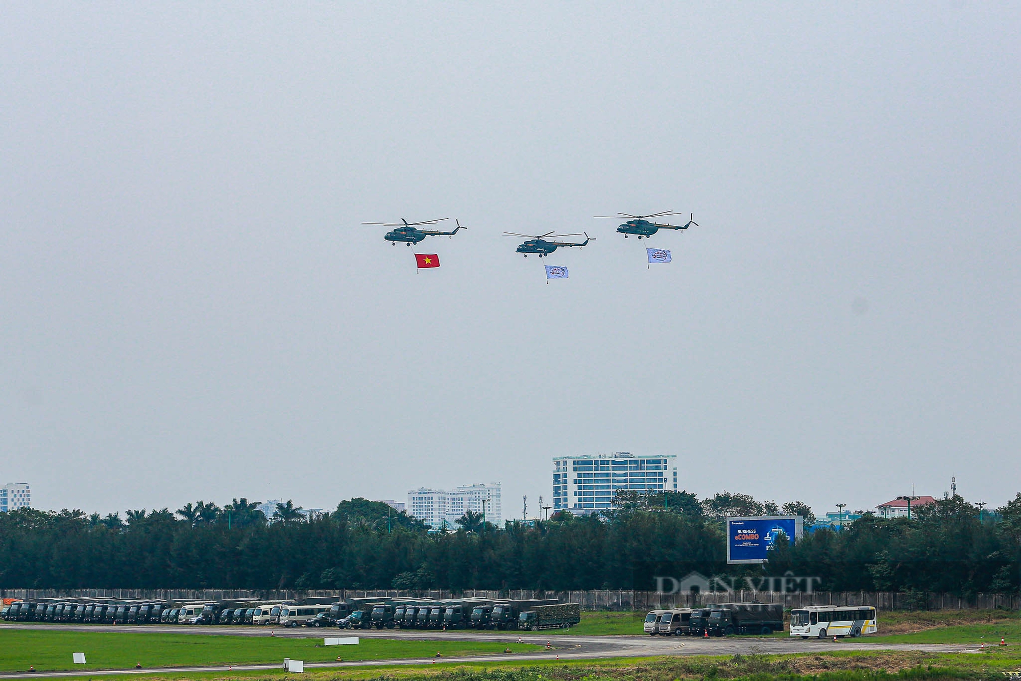 Người dân ngồi co ro xem tiêm kích Su-30MK2 thả bẫy nhiệt trên bầu trời Hà Nội- Ảnh 1.