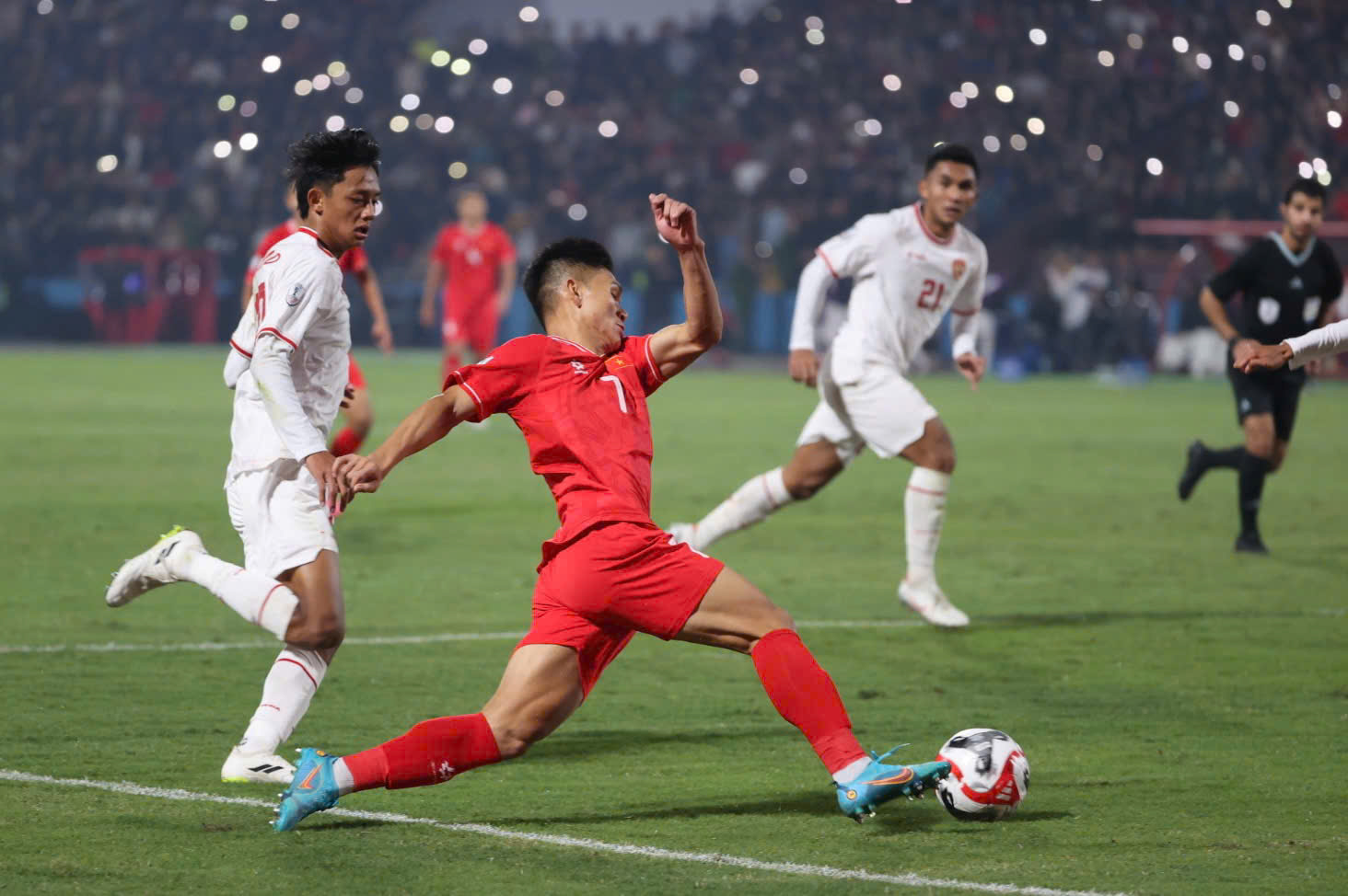 Hiệp một Việt Nam vs Indonesia: Áp đảo nhưng không thể ghi bàn - Ảnh 1.