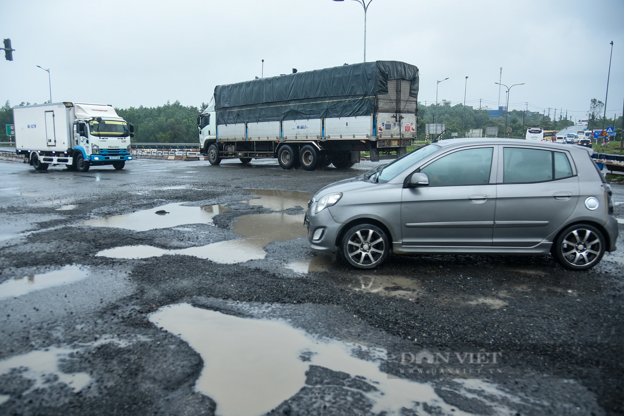 Đà Nẵng: Chi chít “ổ gà”, “ổ voi” trên tuyến quốc lộ 14B- Ảnh 2.