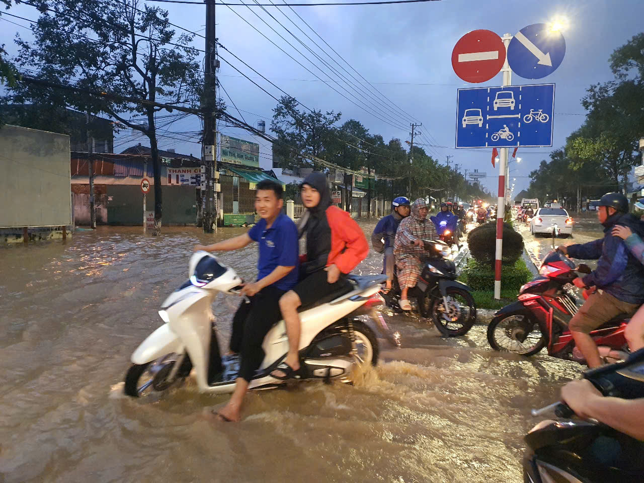 Nước lũ dâng, dân Nha Trang chật vật dọn đồ- Ảnh 3.