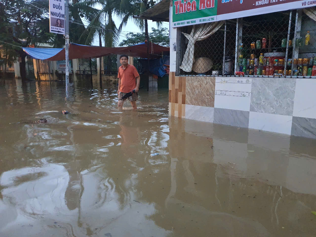 Nước lũ dâng, dân Nha Trang chật vật dọn đồ- Ảnh 2.