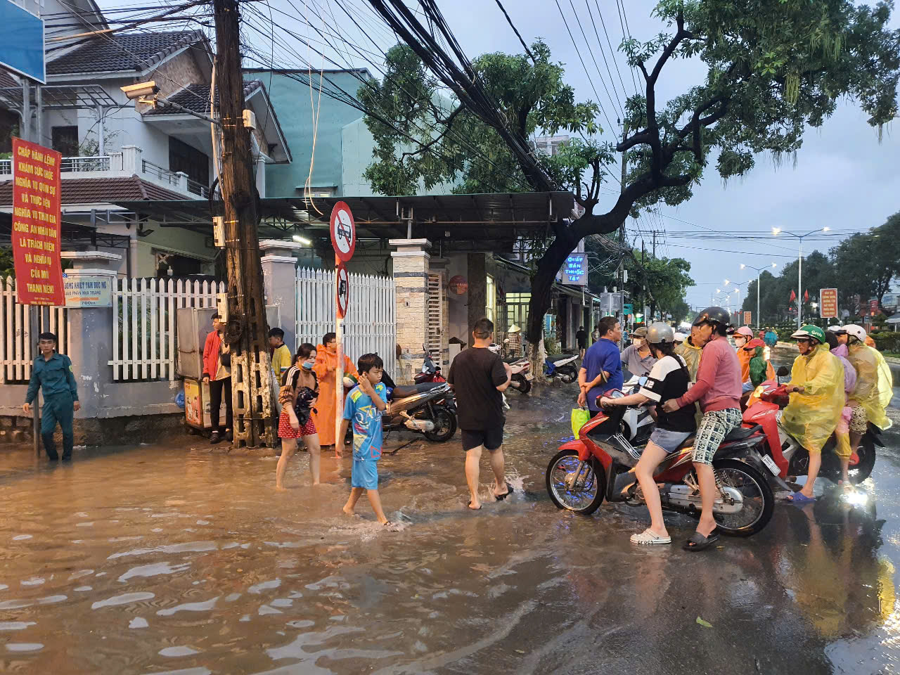 Nước lũ dâng, dân Nha Trang chật vật dọn đồ- Ảnh 4.