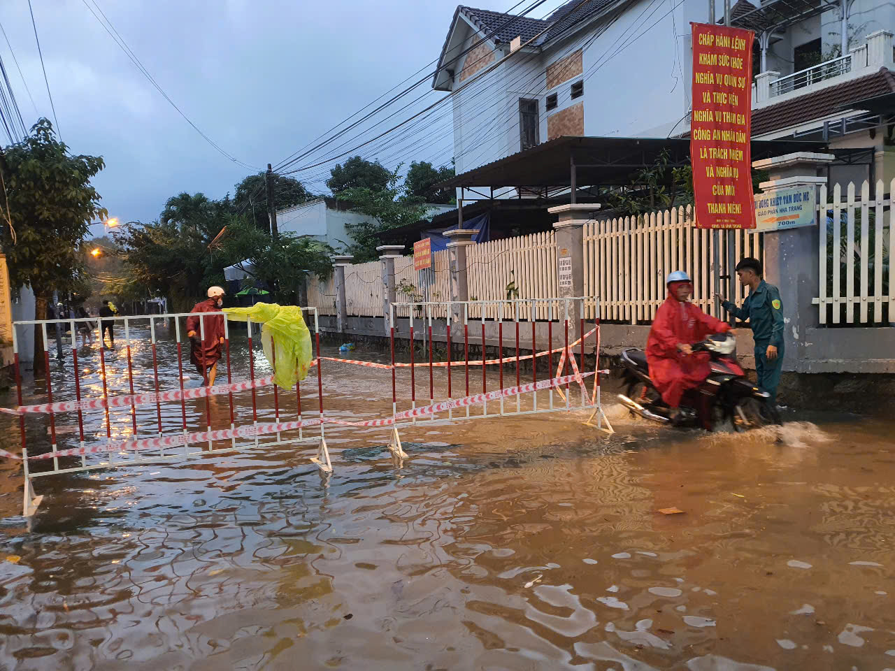 Nước lũ dâng, dân Nha Trang chật vật dọn đồ- Ảnh 1.