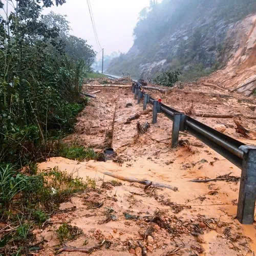 Mưa lớn kéo dài, đèo Khánh Lê nối Nha Trang - Đà Lạt bị sạt lở- Ảnh 1.