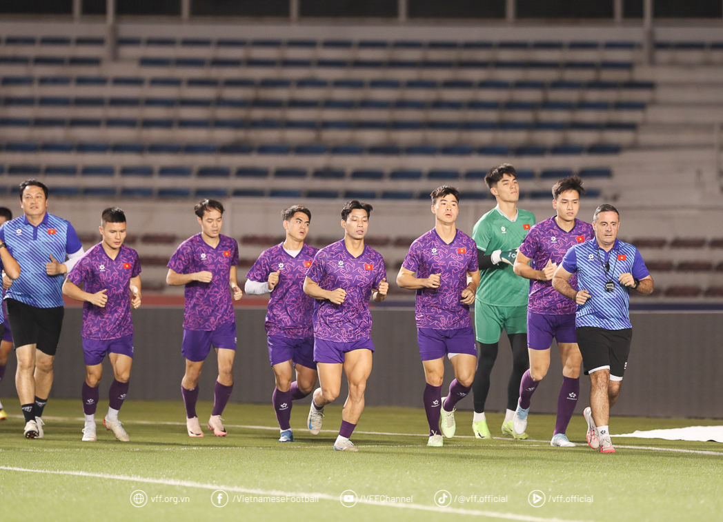 ĐT Việt Nam tập luyện tại sân Rizal Memorial: Không ngại mặt cỏ nhân tạo - Ảnh 1.