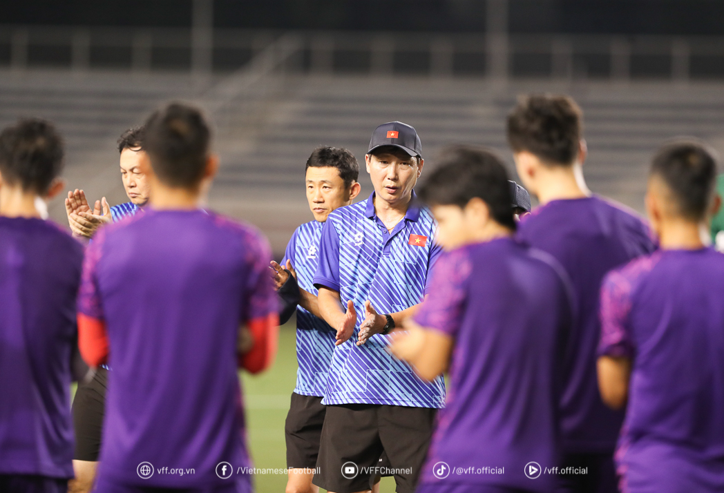 ĐT Việt Nam tập luyện tại sân Rizal Memorial: Không ngại mặt cỏ nhân tạo - Ảnh 11.