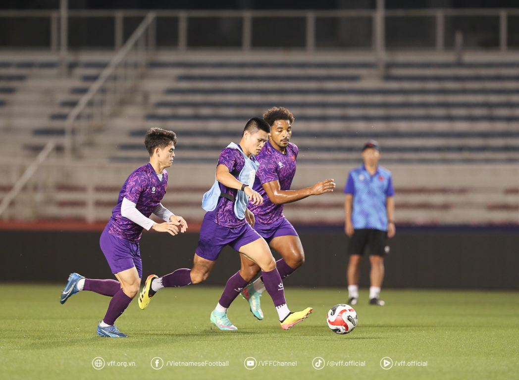 ĐT Việt Nam tập luyện tại sân Rizal Memorial: Không ngại mặt cỏ nhân tạo - Ảnh 2.