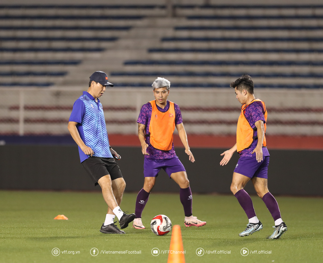 ĐT Việt Nam tập luyện tại sân Rizal Memorial: Không ngại mặt cỏ nhân tạo - Ảnh 4.