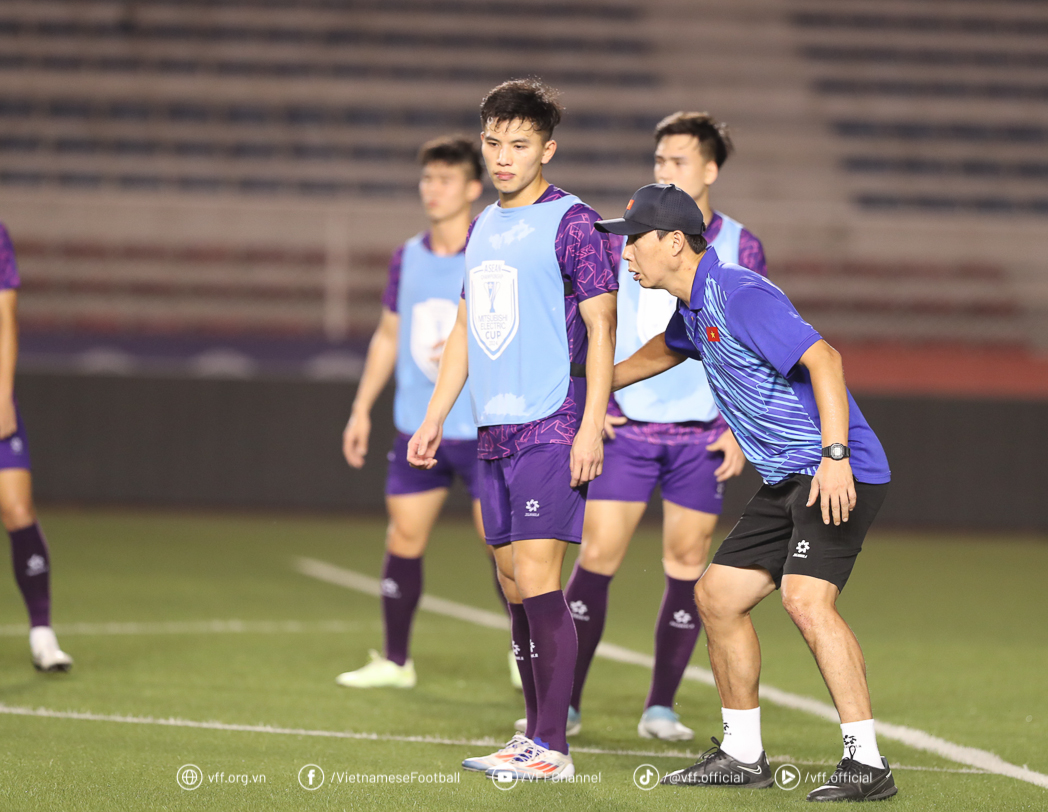 ĐT Việt Nam tập luyện tại sân Rizal Memorial: Không ngại mặt cỏ nhân tạo - Ảnh 6.