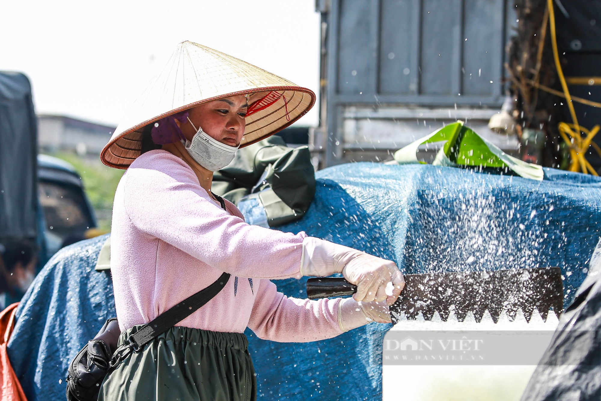 Người dân tay trần khiêng đá, bắt cá giữa thời tiết lạnh “ Cắt da, cắt thịt” ở Hà Nội - Ảnh 10.