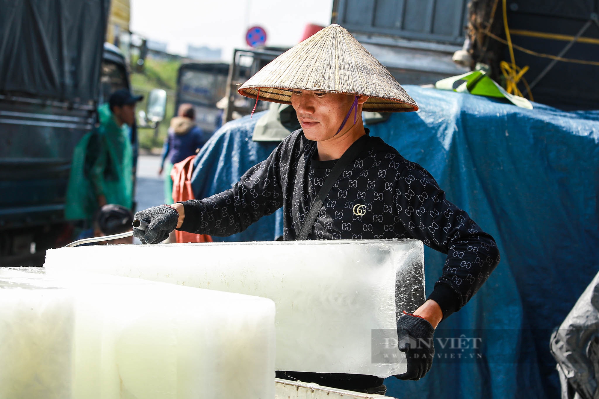 Người dân tay trần khiêng đá, bắt cá giữa thời tiết lạnh “ Cắt da, cắt thịt” ở Hà Nội - Ảnh 8.