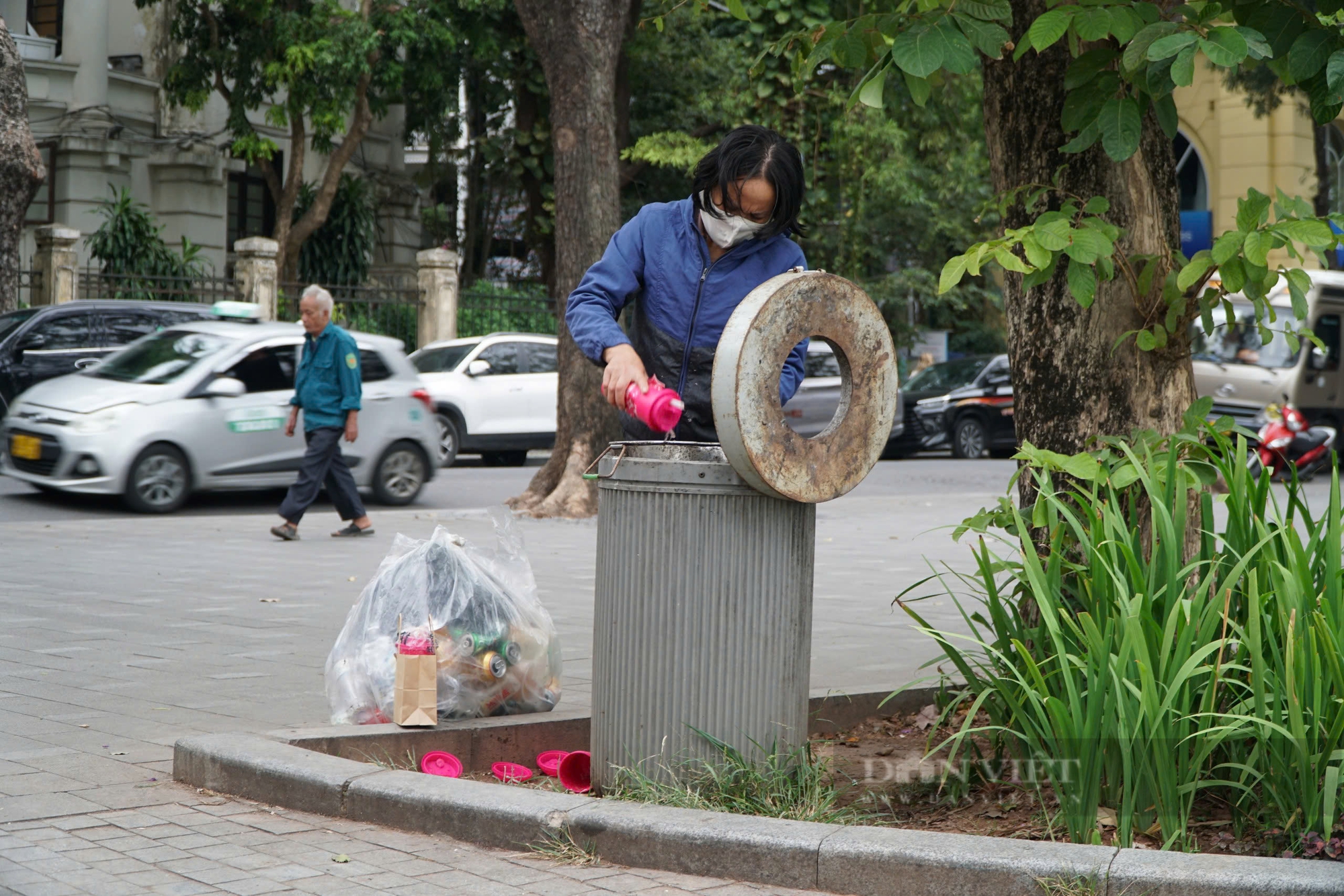 Cuối năm, lao động tự do "chạy nước rút": "Làm việc miệt mài để Tết này bánh chưng không thiếu nhân" - Ảnh 2.