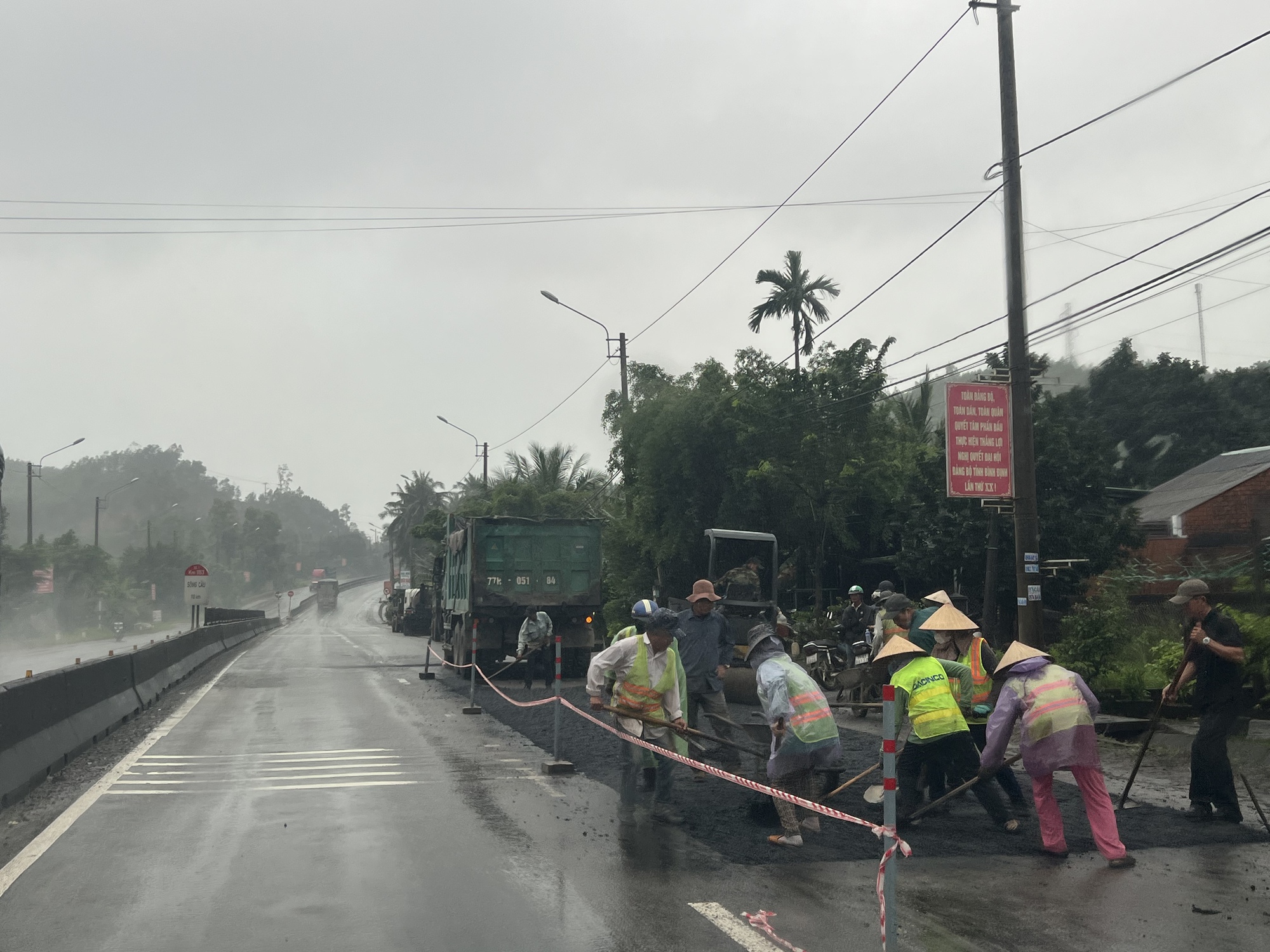 Hễ đến mùa mưa...là thấy "ổ voi, ổ gà" dày đặc trên Quốc lộ 1 tại Bình Định- Ảnh 5.