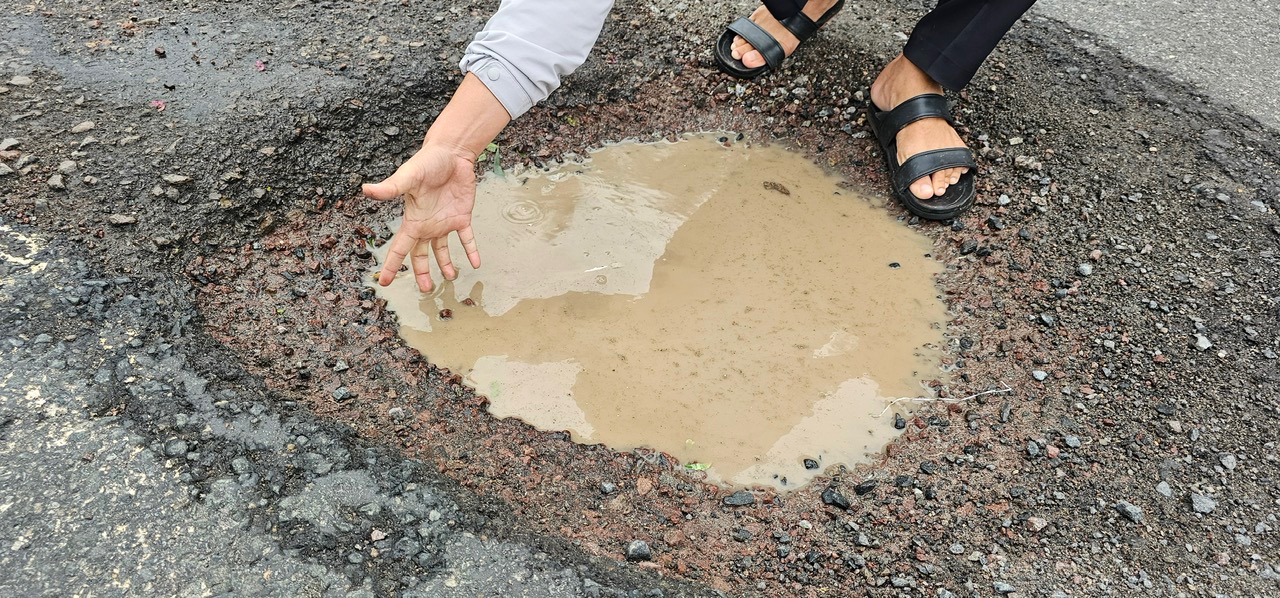 Hễ đến mùa mưa...là thấy "ổ voi, ổ gà" dày đặc trên Quốc lộ 1 tại Bình Định- Ảnh 2.