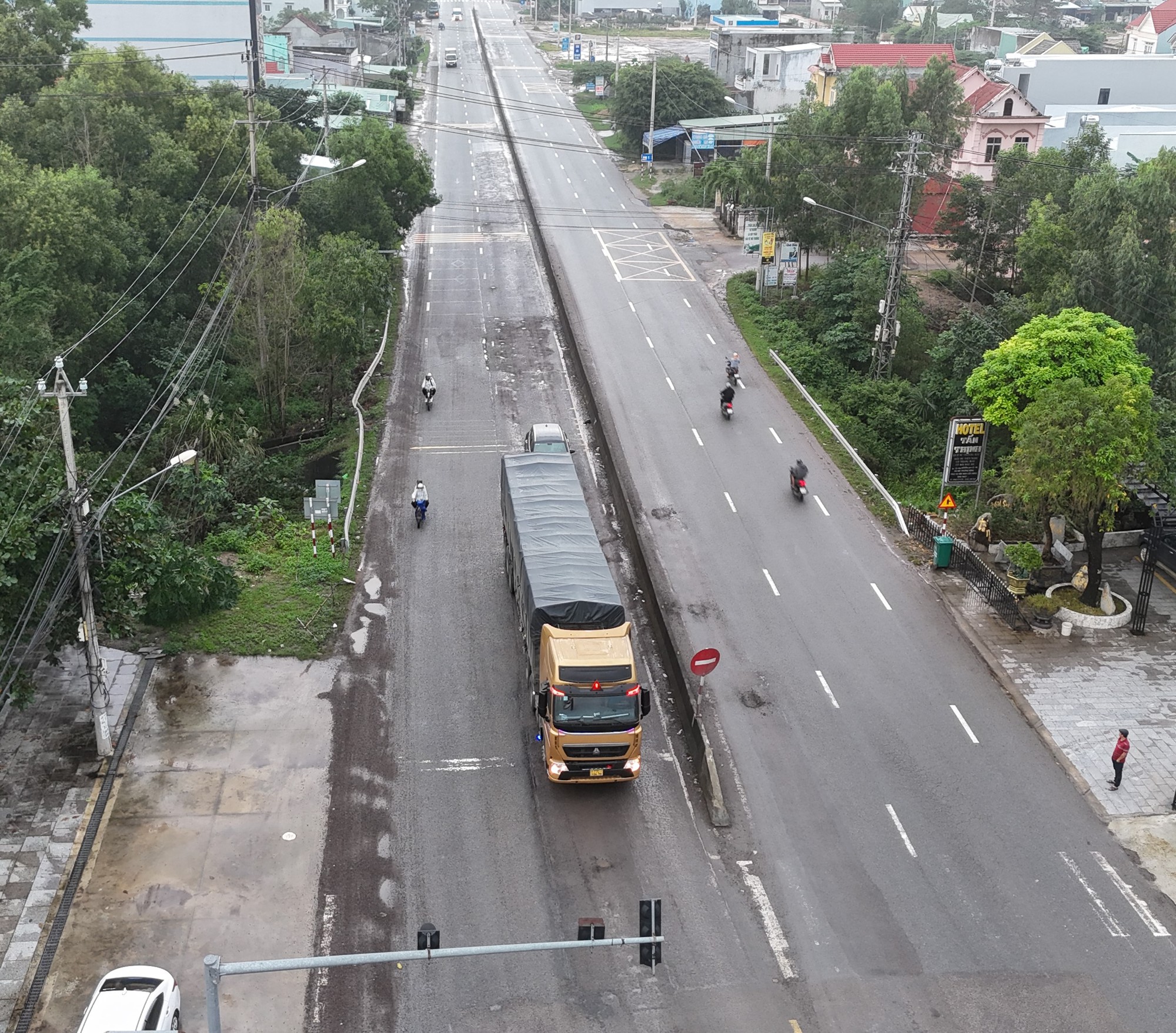 Hễ đến mùa mưa...là thấy "ổ voi, ổ gà" dày đặc trên Quốc lộ 1 tại Bình Định- Ảnh 7.