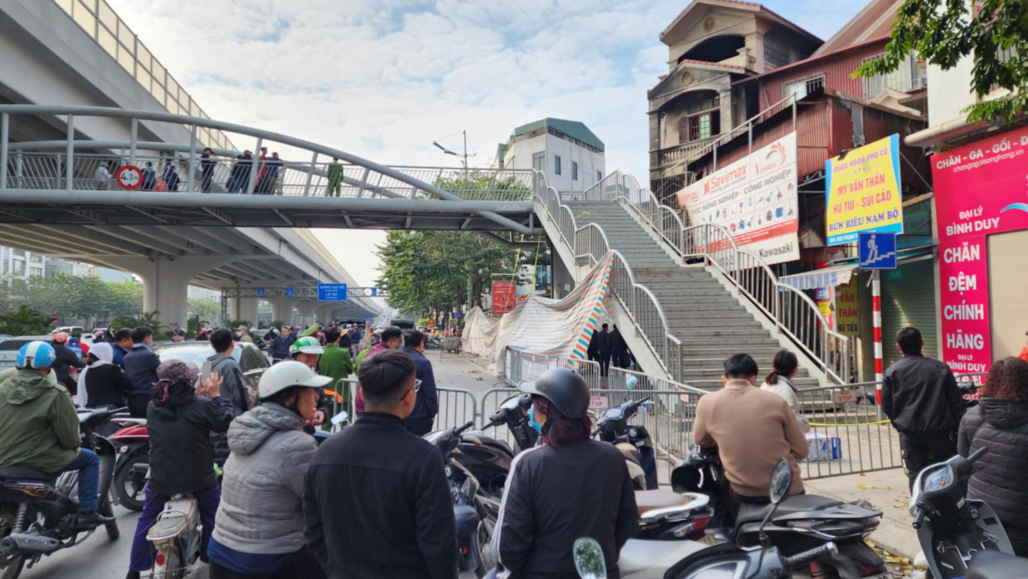 Đang khám nghiệm hiện trường vụ phóng hỏa phòng trà ở Phạm Văn Đồng, Hà Nội khiến 11 người chết - Ảnh 8.