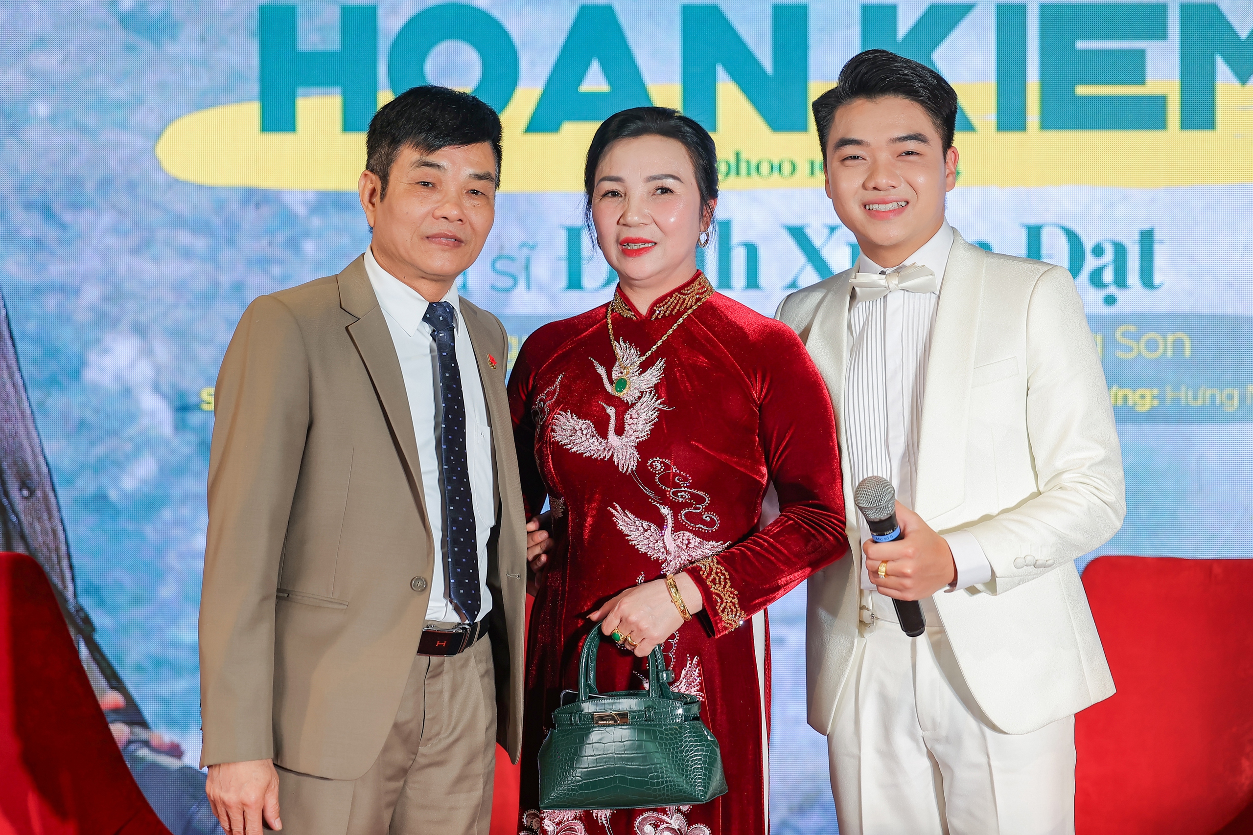 Á quân Giọng hát hay Hà Nội 2024 Đinh Xuân Đạt: Chàng ca sĩ nhút nhát "đi lạc" giữa showbiz - Ảnh 1.