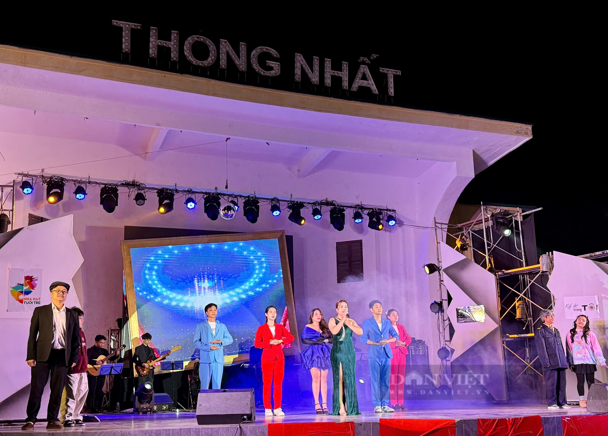 NSƯT Cao Ngọc Ánh: "Thập niên 90, chúng tôi mua được nhẫn vàng, xe đạp Mifa là nhờ sân khấu Gạch Công viên Thống Nhất" - Ảnh 1.