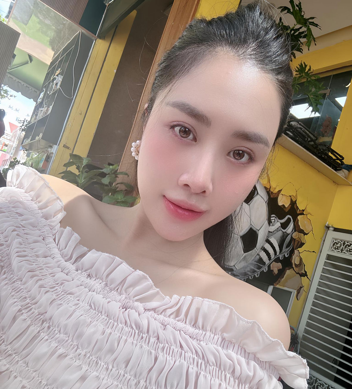 Nàng WAG xinh tựa hot girl khiến tiền đạo HAGL "ngoan hiền" hơn - Ảnh 9.