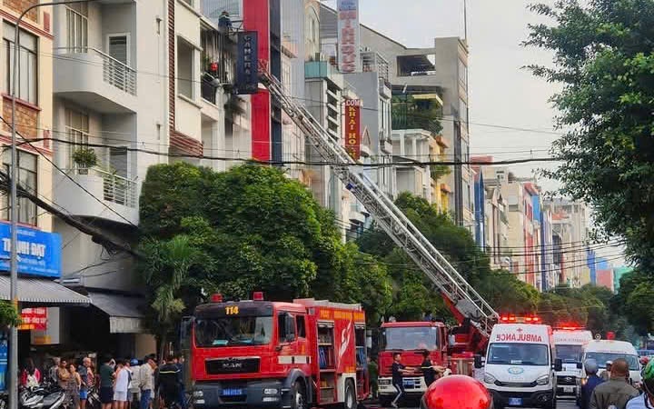 Cảnh sát đã phát hiện hai nạn nhân tử vong trong ngôi nhà trọ bị cháy ở quận Tân Bình như thế nào? - Ảnh 2.