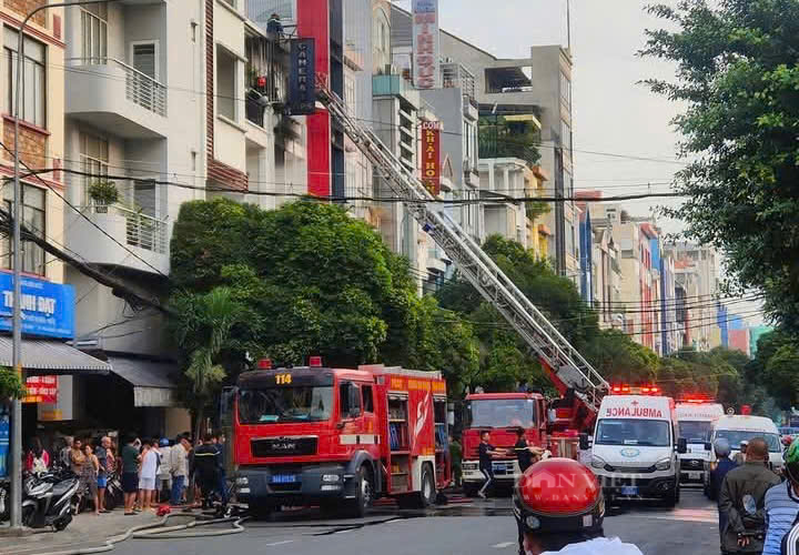 Cháy nhà trọ ở Tân Bình, 2 người chết: Người mẹ chết lặng nghe con gái gọi điện "Khói nhiều quá, mẹ ơi... cứu con" - Ảnh 1.