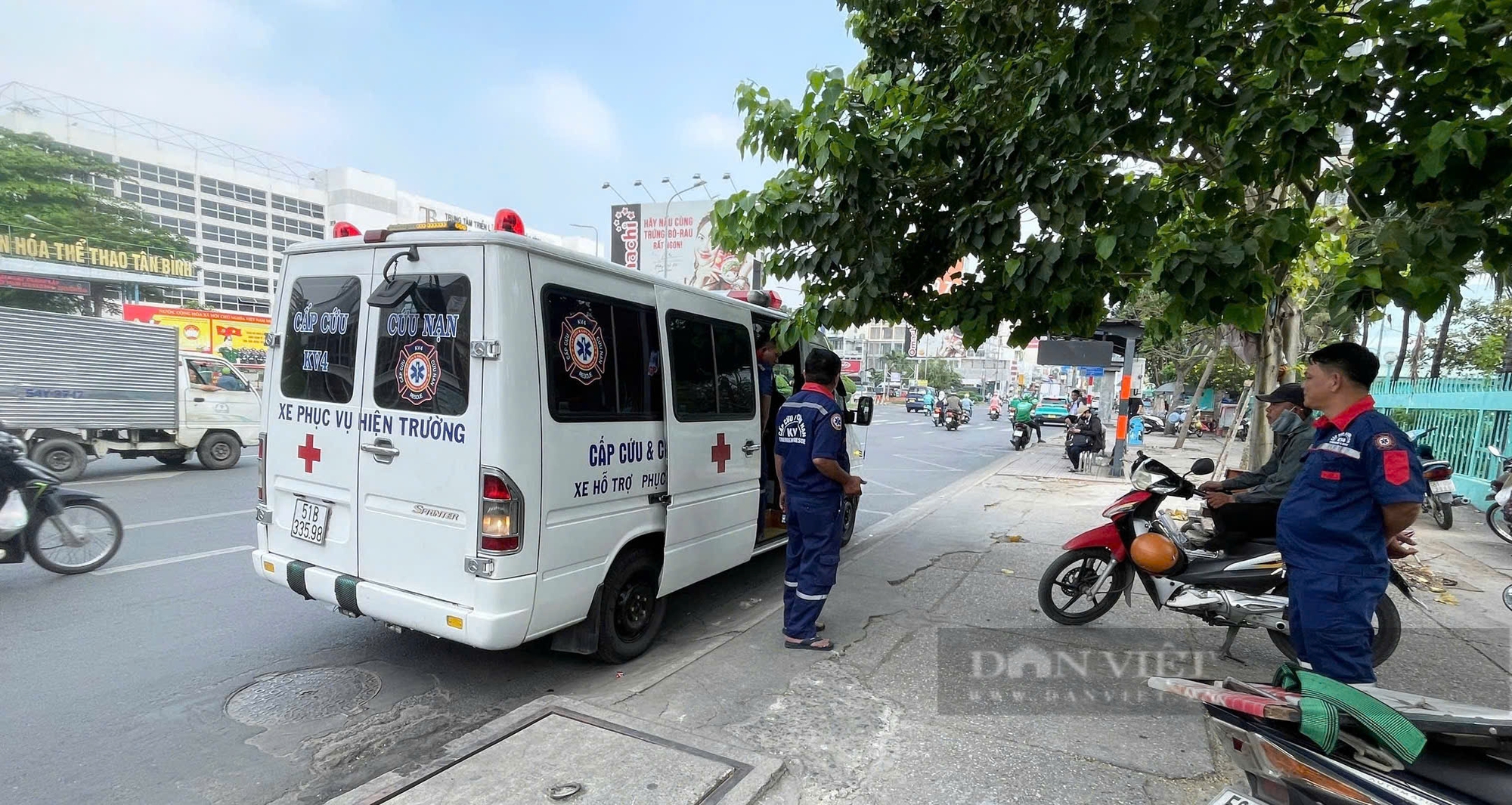 Cảnh sát đã phát hiện hai nạn nhân tử vong trong ngôi nhà trọ bị cháy ở quận Tân Bình như thế nào? - Ảnh 1.