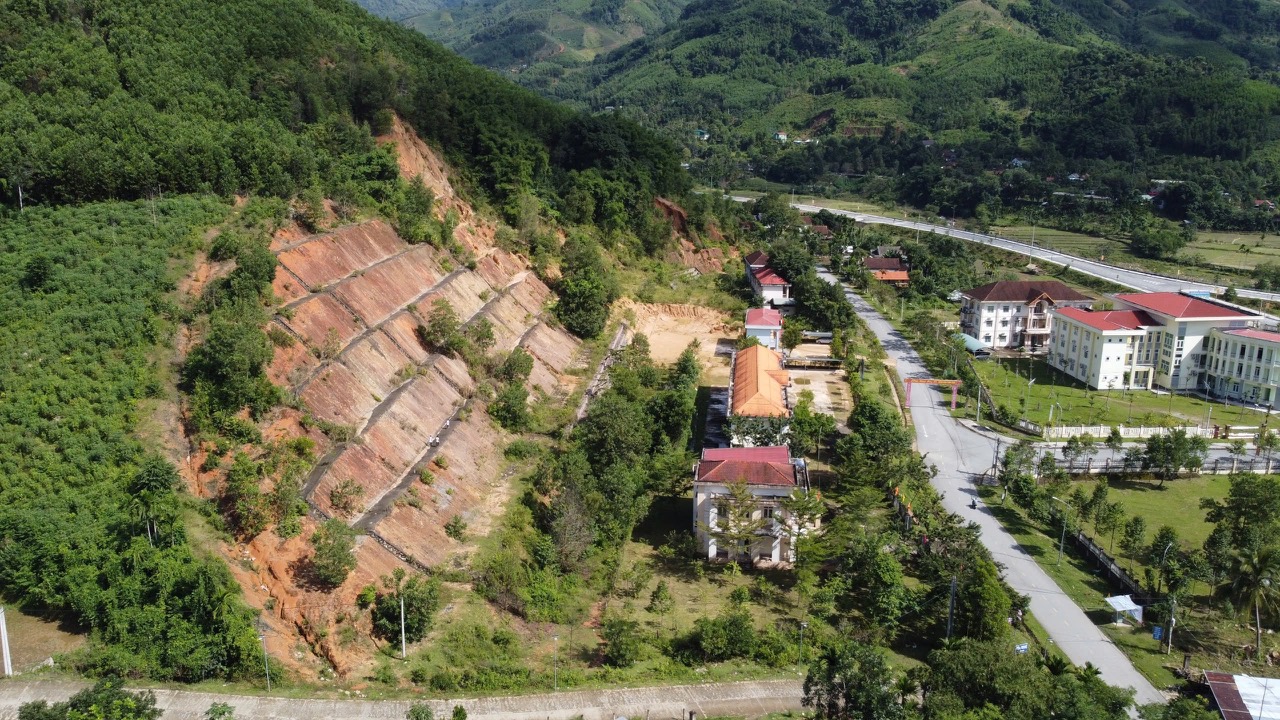 Huyện Sơn Tây đầu tư hàng trăm tỷ, thực hiện nhiều dự án kinh tế để người dân vươn lên giảm nghèo bền vững - Ảnh 1.