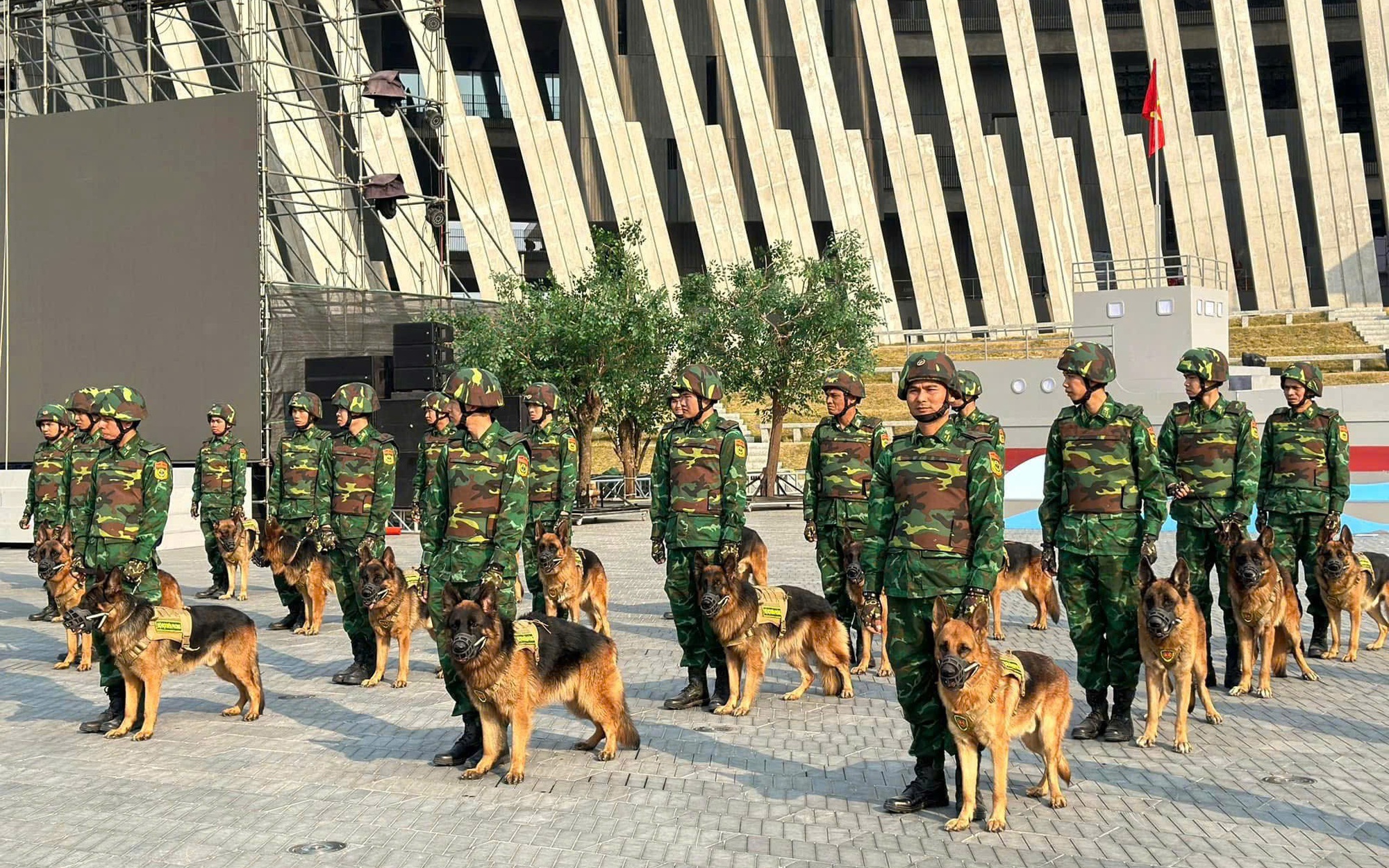 NSƯT Thành Lộc: “Hữu Châu quát một tiếng là tôi im luôn!” - Ảnh 5.