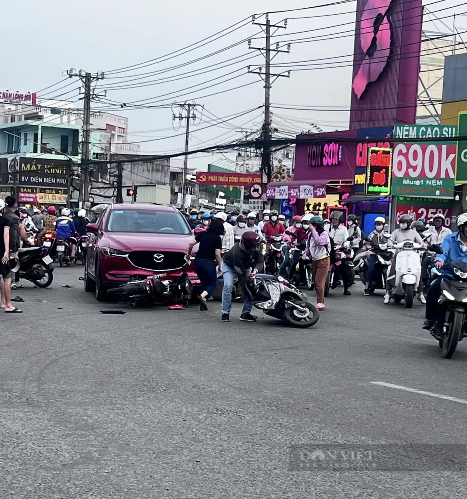 Long An: Ô tô "lao thẳng" vào 4 xe đang chạy trên đường, ít nhất 3 người bị thương, kẹt xe kéo dài - Ảnh 1.