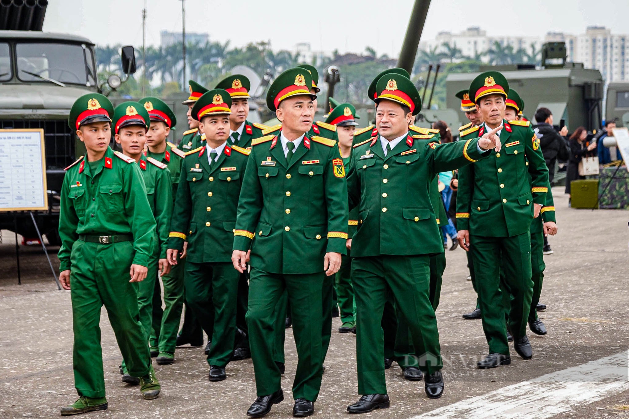 Hàng nghìn người dân xếp hàng từ tờ mờ sáng vào xem Triển lãm Quốc phòng Quốc tế Việt Nam 2024- Ảnh 6.