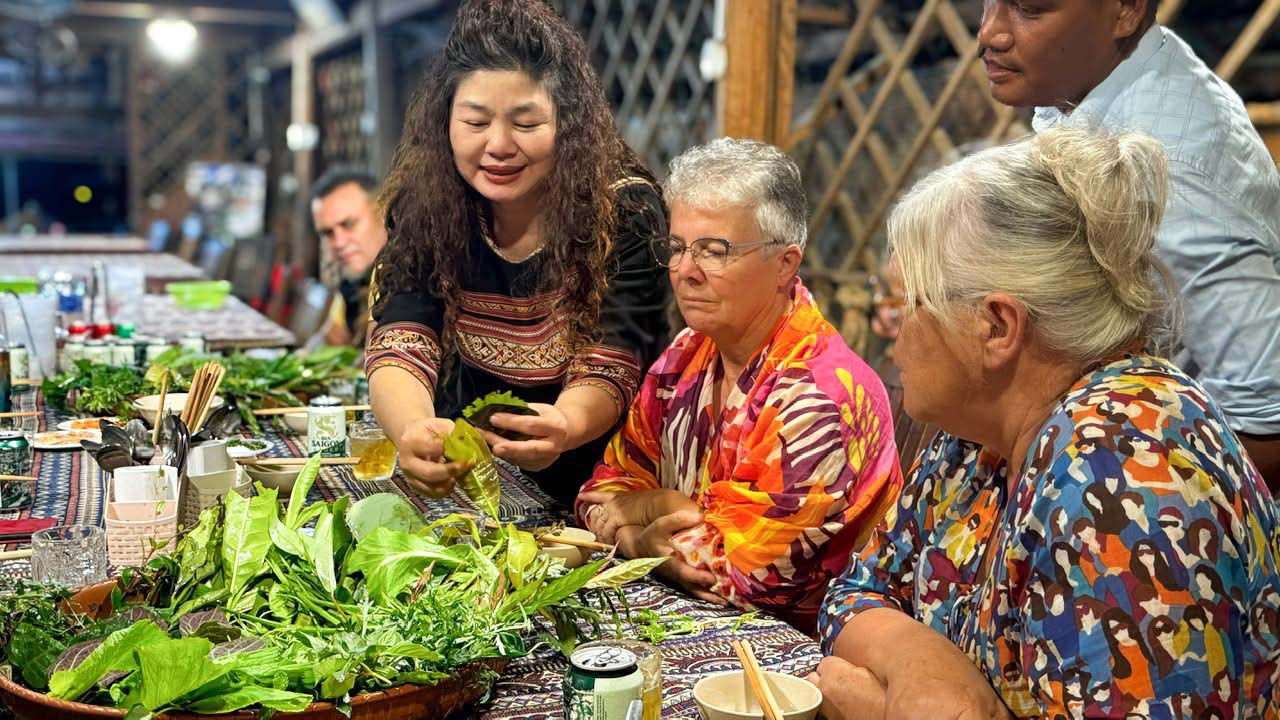 Đặc sắc món ăn chứa hơn 60 loại lá cây khiến du khách bất ngờ càng ăn lại càng mê "quên lối về" - Ảnh 6.