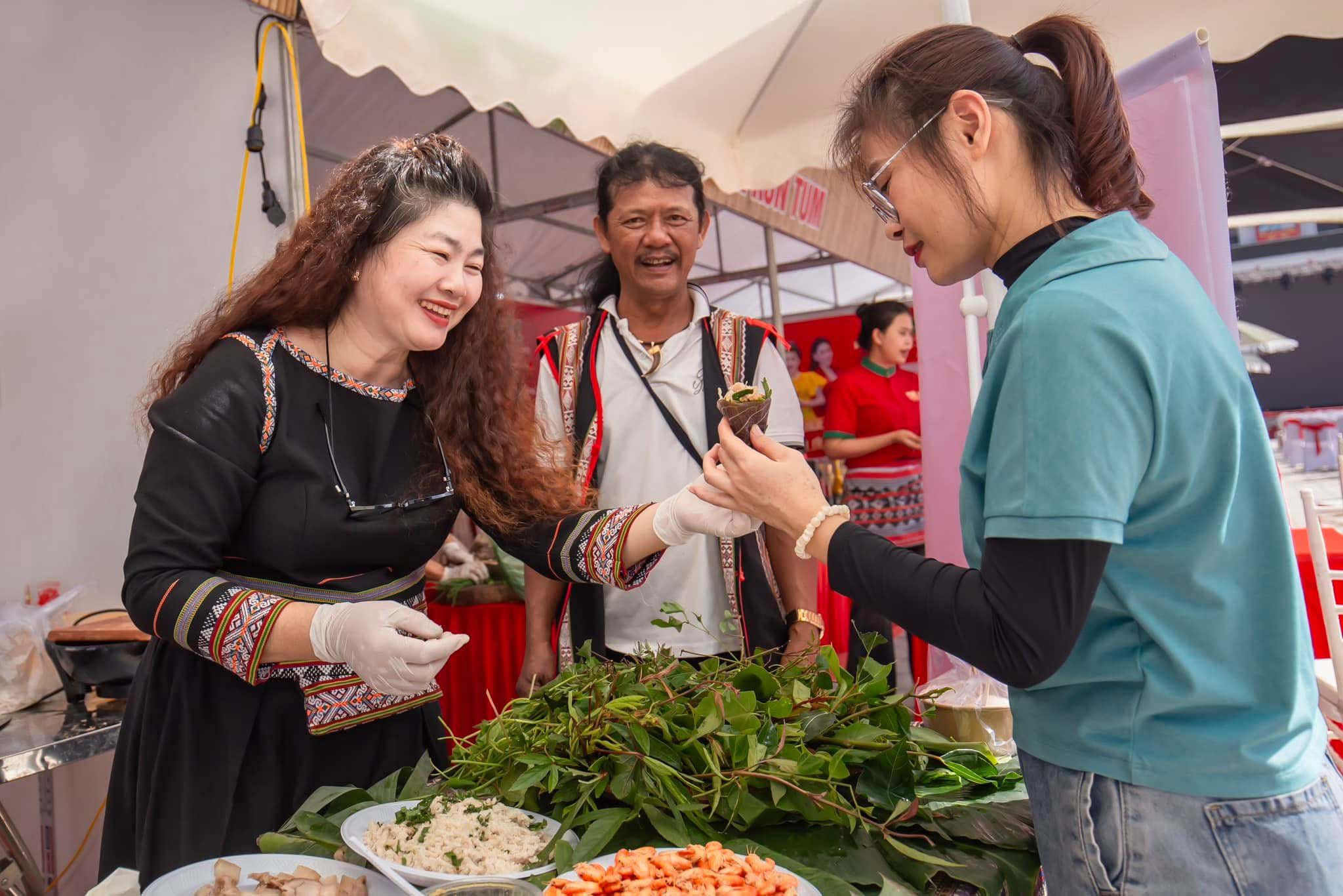 Đặc sắc món ăn chứa hơn 60 loại lá cây khiến du khách bất ngờ càng ăn lại càng mê "quên lối về" - Ảnh 8.