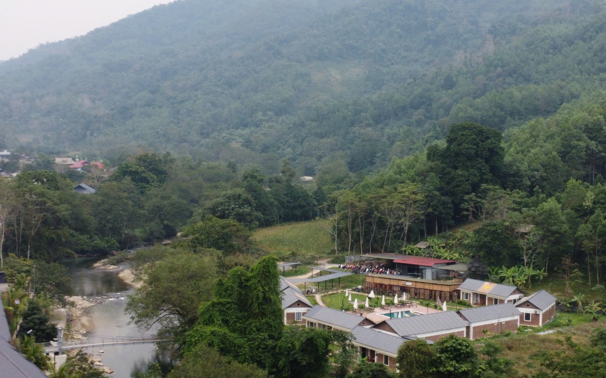 Hà Giang: Nhà xưởng, bãi tập kết vật liệu xây dựng, công trình “khủng” trái phép trên Quốc lộ 4C (Bài 1)  - Ảnh 2.