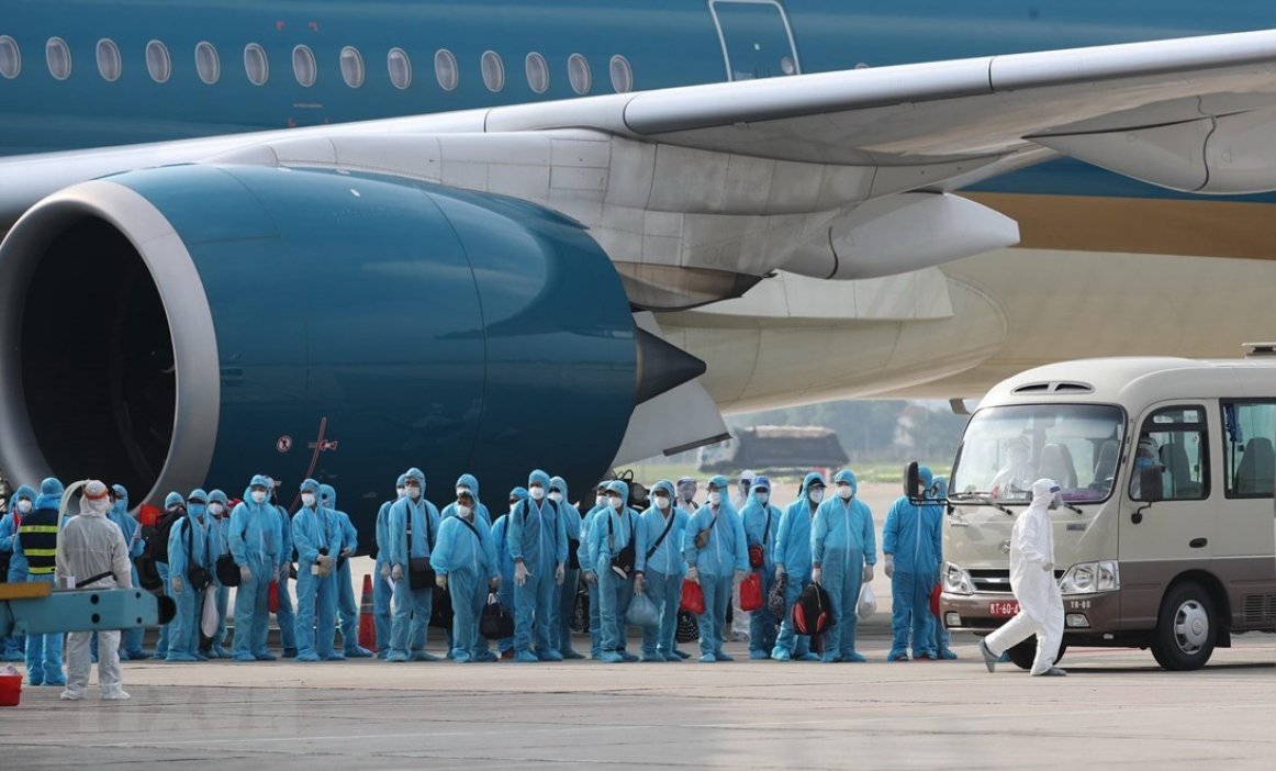 Cựu cán bộ công an hầu tòa vì hướng dẫn khai báo vụ chuyến bay giải cứu theo hướng “cản trở điều tra” - Ảnh 1.