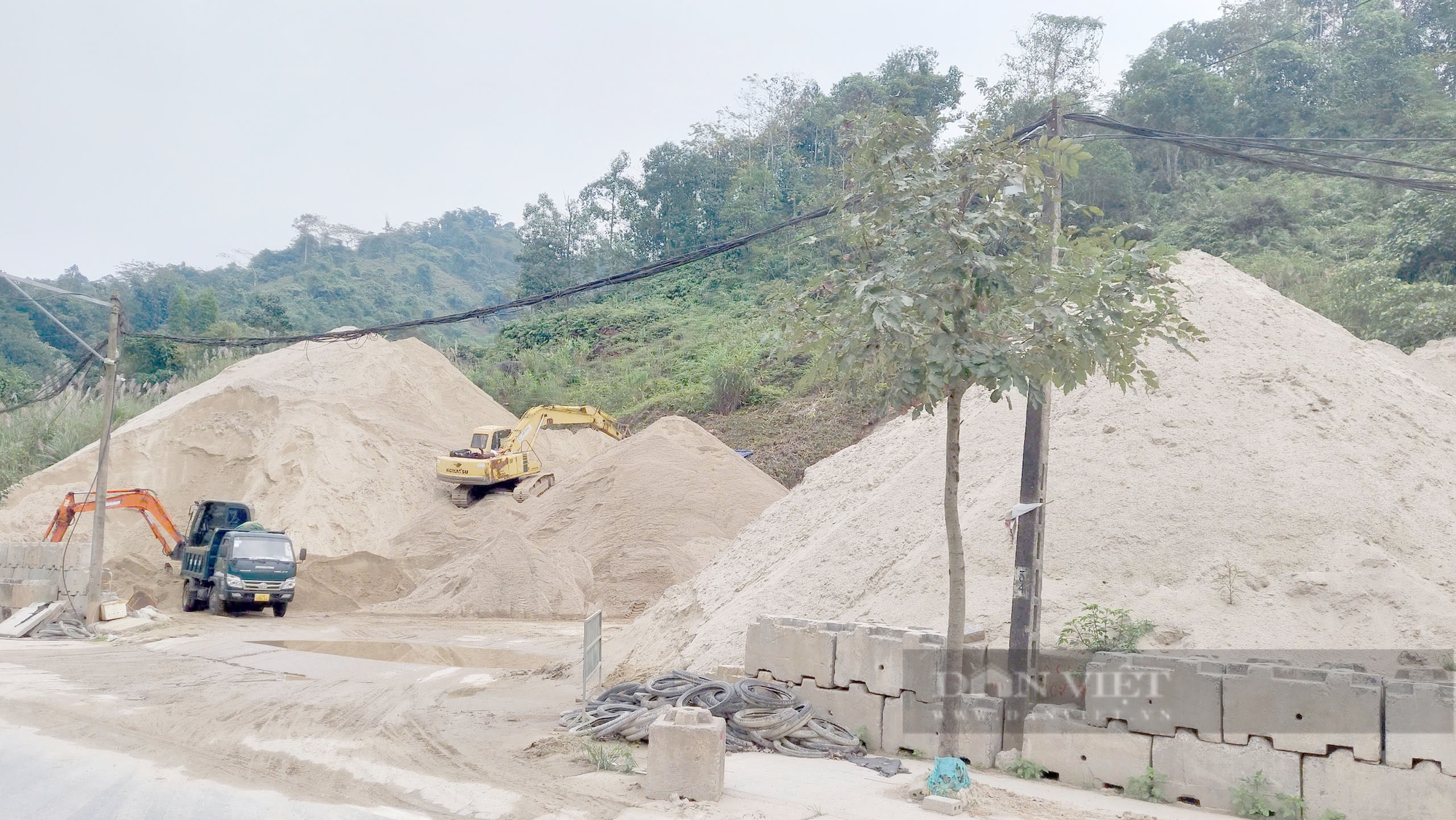 Hà Giang: Nhà xưởng, bãi tập kết vật liệu xây dựng, công trình “khủng” xây dựng trái phép trên Quốc lộ 4C   - Ảnh 6.